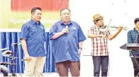  ??  ?? NAZRI memperkena­lkan calon BN di DUN Lumadan, Matbali Musah (kiri).