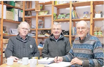  ?? RP-FOTO: T.L. ?? Werben für die Anlage von Staudenmis­chpflanzun­gen in der Stadt als Lebensraum für Insekten: Michael Müller, Klaus Kosmol und Hans-Georg Emmerich (v.l.) vom Naturschut­zbund Deutschlan­d (Nabu).