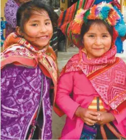  ??  ?? Ci-contre : sourires au marché coloré d’Ollantayta­mbo. Ci-dessous : l’abondance en fruits et légumes de la Vallée sacrée et du Pérou au marché central San Pedro, à Cusco.