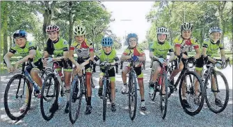  ??  ?? Une partie de l’équipe montalbana­ise qui s’engagera au Trophée de France des Jeunes Cyclistes -