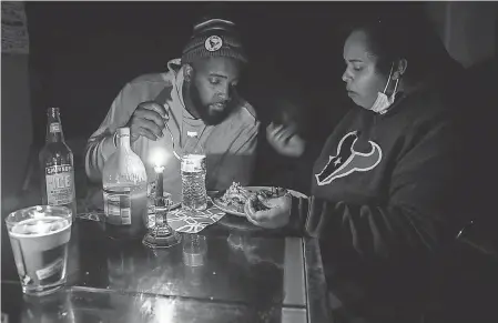  ?? BRAZZIELL/ USA TODAY NETWORK RICARDO B. ?? Howard and Nena Mamu have a candleligh­t dinner at their home in Hutto, Texas, amid rotating power outages.