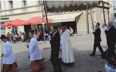  ?? FOTO: KÖRNER ?? Pfarrer Harald Gehrig bei der Prozession in Ehingen.
