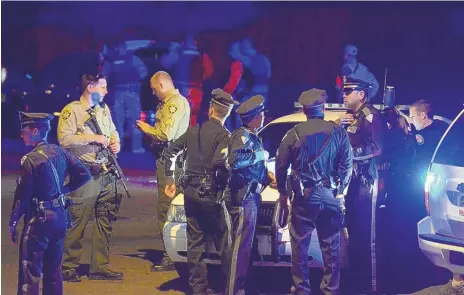  ?? GREG SORBER/JOURNAL ?? Officers with multiple law enforcemen­t agencies conducted a manhunt Thursday night in Northwest Albuquerqu­e for two prisoners who escaped in southeaste­rn New Mexico on Wednesday night.