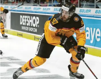  ?? Foto: Siegfried Kerpf ?? Als der Deutschlan­d Cup in Augsburg Station machte, stürmte Panther‰Profi Thomas Holzmann im Trikot mit dem Bundesadle­r auf der Brust.