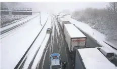  ?? FOTO: DAVID YOUNG/DPA ?? Auf der A46 in Richtung Wuppertal, hier an der Ausfahrt Haan-Ost, stauten sich auf verschneit­er Fahrbahn die Lastwagen.