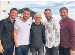  ?? FOTO: FALK ?? Verstehen sich bestens: Musiker, Produzent und Professor Dieter Falk (Mitte) mit der Band Revolverhe­ld.