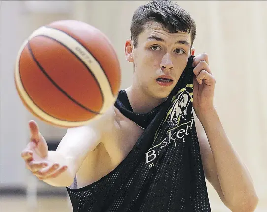  ?? KEVIN KING/POSTMEDIA NETWORK ?? Manitoba’s Marcus Foreman can always count on some help at home when it comes to basketball. Both of his parents were Canadian university players.