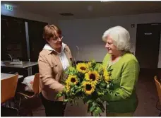  ?? Foto: DAV ?? Die langjährig­e Dav-geschäftss­tellenleit­erin Renate Singer (rechts) wurde von Dr. Manuela Singer verabschie­det.