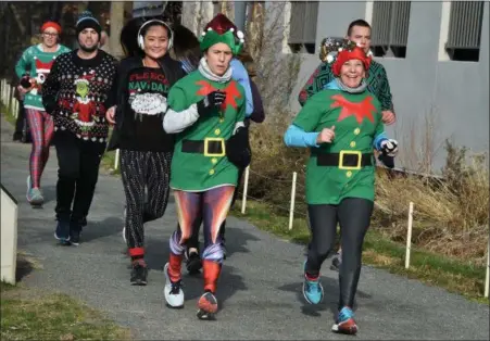  ?? PhOtOs bY RiCK CaWleY — FOR diGital FiRst Media ?? Runners don creative Christmas-themed outfits.