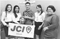  ??  ?? JCI Intan members with Lee during the courtesy call.