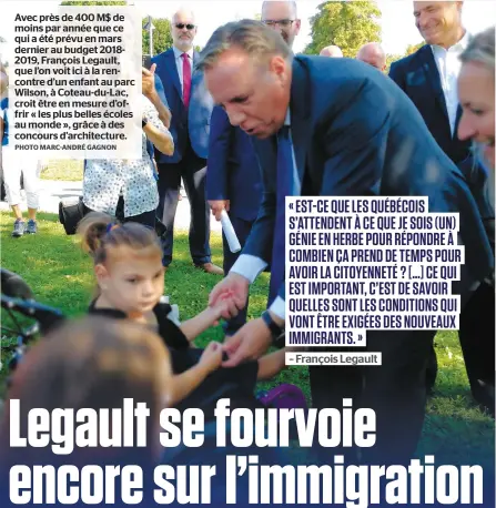  ?? PHOTO MARC-ANDRÉ GAGNON ?? Avec près de 400 M$ de moins par année que ce qui a été prévu en mars dernier au budget 20182019, François Legault, que l’on voit ici à la rencontre d’un enfant au parc Wilson, à Coteau-du-Lac, croit être en mesure d’offrir « les plus belles écoles au monde », grâce à des concours d’architectu­re.