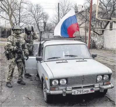  ?? Stringer / AFP ?? Una comisión electoral con soldados rusos, ayer en la votación anticipada en Donetsk, en el Donbás.