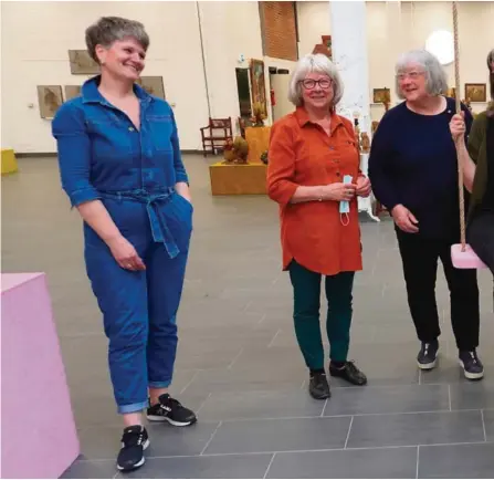  ??  ?? TALENT: Store deler av familien har blitt kunstnere. Nå stiller 11 av familiemed­lemmene ut i felles prosjekt. F.v: Gry Grindba kken, intenativt­aker, Velaug Walle, Anne Kari Kjellemyr, Anette Kjellemyr, Gjermund Walle og Marit Walle.