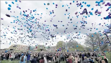  ?? PETER BYRNE — THE ASSOCIATED PRESS ?? People release balloons outside Alder Hey Children’s Hospital following the death of 23-month old Alfie Evans, below, who was being treated at the hospital in Liverpool, England.