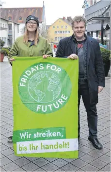  ?? FOTO: SILJA MEYER-ZURWELLE ?? Anouk Hennicke und Karol Roller gehen regelmäßig als Teil von „Fridays for Future“für das Klima auf die Straße.