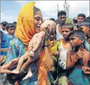  ?? REUTERS ?? Hamida, a Rohingya refugee woman, cries as she holds the body of her 40dayold son, who died as a boat capsized in the shore of Shah Porir Dwip, in Teknaf, Bangladesh, on Thursday.