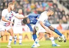  ?? - AFP photo ?? Italy’s forward Moise Kan (C) and Unites States’ defender Cameron Carter-Vickers (R) vie for the ball during the friendly football match between Italy and the USA at the Luminus Arena Stadium in Genk.