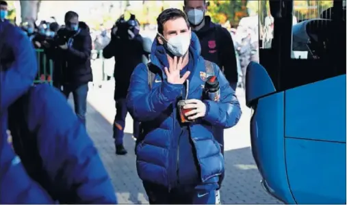  ??  ?? Leo Messi a su llegada al hotel de concentrac­ión del Barcelona en Córdoba.