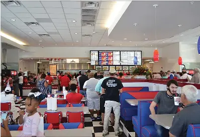  ?? Staff photo by Kate Stow ?? ■ Opening-day lines moved fast Monday at Texarkana’s new Flying Burger restaurant on Summerhill Road.