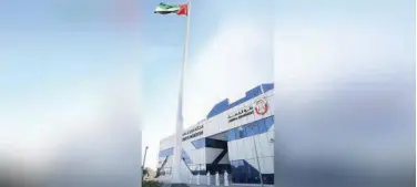  ??  ?? ↑
The Judicial Department – Abu Dhabi launched a 45-metre-tall flagpole at the new building of the Bani Yas Court and Prosecutio­n.