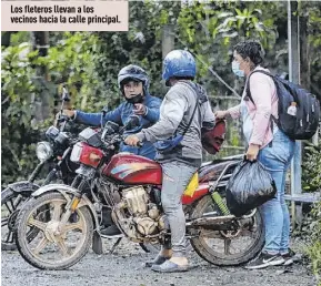  ?? Fotos: Ángelo Chamba / EXTRA ?? Los fleteros llevan a los vecinos hacia la calle principal.