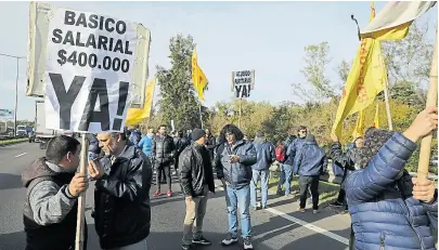  ?? Fabián marelli ?? Choferes de la línea 60, ayer, en una protesta en el kilómetro 43 de la Panamerica­na