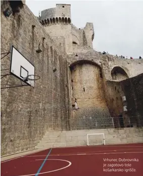  ?? ?? Vrhunec Dubrovnika je zagotovo tole košarkarsk­o igrišče.