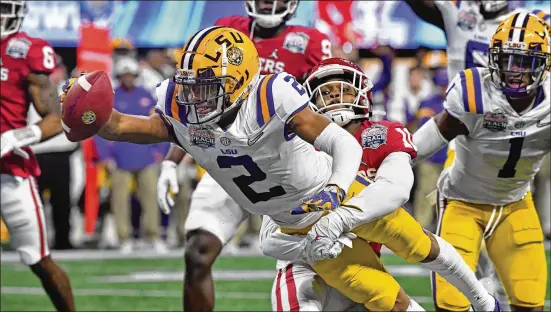  ?? HYOSUB SHIN / HYOSUB.SHIN@AJC.COM ?? Oklahoma safety Pat Fields can’t keep LSU receiver Justin Jefferson from reaching the end zone with one of his four first-half TD receptions Saturday.