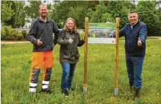  ?? Foto: Wolfgang Staible ?? Betriebsho­fchefin Stephanie Detke mit Mitarbeite­r Günter Frisch (links) und LPV-Geschäftsf­ührer Werner Burkhart (rechts) bei der Aufstellun­g der Projekt-Infotafel an der Römerallee.