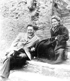  ??  ?? Dylan Thomas and his wife Caitlin had a tempestuou­s marriage.