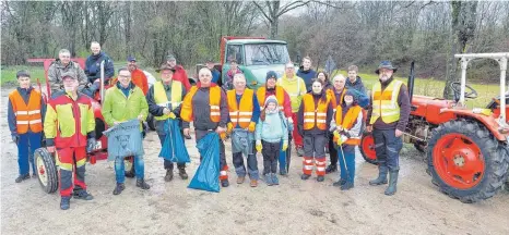  ?? FOTO: LÄMMERHIRT ?? Joachim Bläse (Zweiter vorne links) und Täferrots Bürgermeis­ter Markus Bareis (rechts) haben auf dem Wanderpark­platz zwischen Lindach und Täferrots einigen Helfern vor Ort persönlich gedankt, bei der Kreisputze­te so tatkräftig mitgewirkt zu haben. Dazu packten sie ebenfalls fleißig mit an.