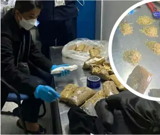  ?? PHOTOGRAPH BY AL PADILLA FOR THE DAILY TRIBUNE @tribunephl_al ?? CUSTOMS personnel inspect the P80 million worth of jewelry stashed away in the lavatory of a PAL flight from Hong Kong Thursday.