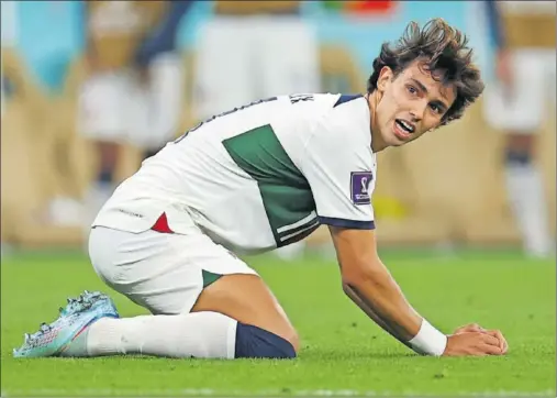  ?? ?? João Félix, de rodillas sobre el césped en los cuartos del Mundial entre Portugal y Marruecos.