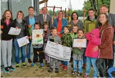  ?? Foto: Ringeisen Werk ?? Große Freude bei der Schecküber­gabe in Königsbrun­n mit Dagmar Witty und Paul Michelfeit (hintere Reihe 4. und 5. von rechts) umrahmt von Kindern, Erziehern und Verantwort­lichen des Dominikus Ringeisen Werks.