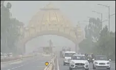  ?? SAMEER SEHGAL/HT ?? The Golden Gate engulfed in haze in Amritsar. The air quality deteriorat­ed due to dust storms in western India.