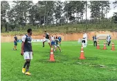  ??  ?? INTENSIDAD. El clima ayudó ayer para que los jugadores se entrenaran con normalidad.