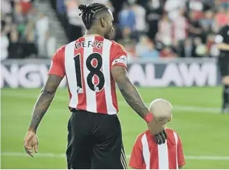  ??  ?? Bradley Lowery as Sunderland AFC mascot with Jermain Defoe.