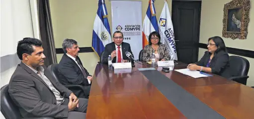  ??  ?? Anuncio. El presidente de ACDMYPE y la directora ejecutiva de CONAMYPE anunciaron los detalles del Tercer Congreso Internacio­nal de ACDMYPE.