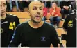  ?? FOTO: HORSTMÜLLE­R ?? Dirigent: Trainer Khalid Khan probierte momentan noch viel aus mit den SGHandball­ern.