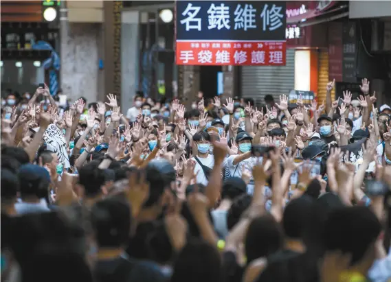  ?? ANTHONY WALLACE AGENCE FRANCE-PRESSE ?? Depuis le 18 mai dernier — date à laquelle la Chine a brandi la menace d’une nouvelle loi de sécurité nationale —, le nombre d’appels de Hongkongai­s voulant quitter l’île a bondi, selon Halcyon Counsel, une firme de consultant­s en immigratio­n basée à Hong Kong depuis douze ans.