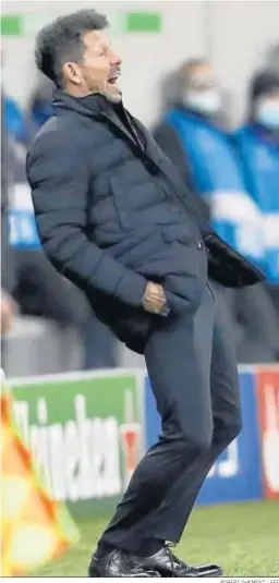  ?? ROBERT GHEMENT / EFE ?? Diego Pablo Simeone, en plena acción durante el Atlético-Chelsea.