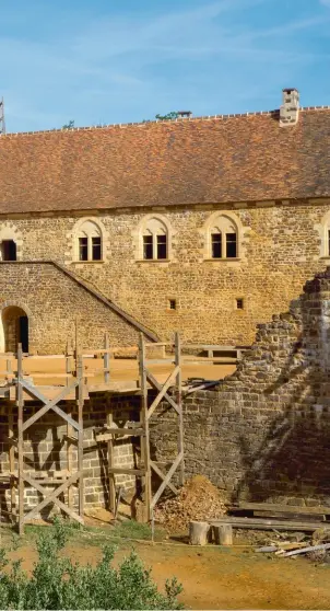  ??  ?? Devant la future porte à deux tours qui marquera l’entrée du château se trouve un pont
fixe en bois : un pont dormant. Le pont- levis, à la mécanique plus compliquée, est réservé à cette époque aux châteaux royaux ou aux portes des grandes villes.