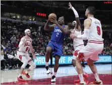  ?? NAM Y. HUH — THE ASSOCIATED PRESS ?? The Clippers' Kawhi Leonard (2) drives to the basket against a trio of Bulls defenders during his 27-point effort Thursday at Chicago.