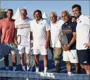  ??  ?? Llodra, Forget, Panatta, Barami et Mathieu (de gauche à droite, ici autour de l’organisate­ur Christian Bîmes) sont les têtes d’affiche du e Classic tennis tour.