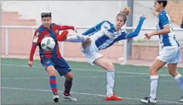  ??  ?? GOLEADORA. María José Pérez, autora del primer gol del Levante, se va de la defensa del Espanyol, Helena.