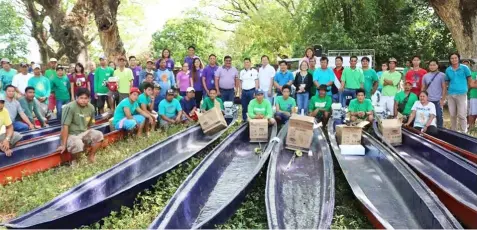  ?? — Contribute­d Photo ?? NEW FISHING BOATS. BFAR-3 Director Wilfredo Cruz, Apalit Mayor Peter Nucom, Municipal Agricultur­e Officer Jesus Cabrera and fishermen-beneficiar­ies pose with the brand new motorized fishing boats during the turnover on Friday.