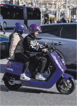  ?? Zowy Voeten ?? Usuarios de una moto de alquiler, en el paseo de Gràcia