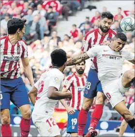  ?? FOTO: SIRVENT ?? El Atlético aspira a dar caza al Sevilla, que es tercero en la tabla