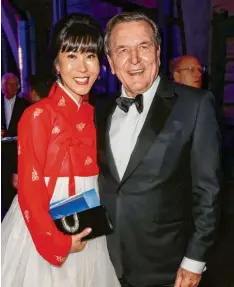  ?? Foto: Gerald Matzka, dpa ?? Altkanzler Gerhard Schröder und seine Frau Soyeon Kim (hier bei der „Cinema for Peace“-Gala) sind heuer beim Wiener Opernball Gäste in der Loge der österreich­ischen Wirtschaft­sministeri­n Schramböck.