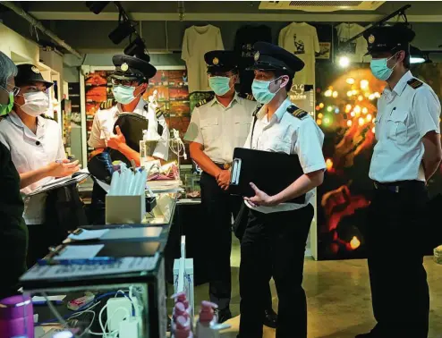  ?? AP ?? Funcionari­os del Departamen­to de Higiene Ambiental y Alimentari­a se personan en el Museo del 4 de Junio, que recuerda a las víctimas de Tiananmen